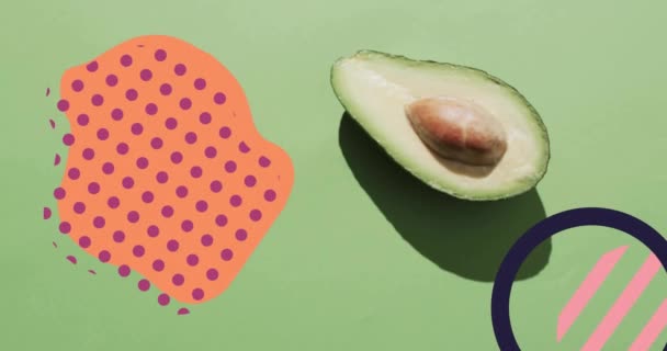 Yarı Yarıya Avokado Bileşimi Yeşil Arka Planda Soyut Şekiller Meyve — Stok video