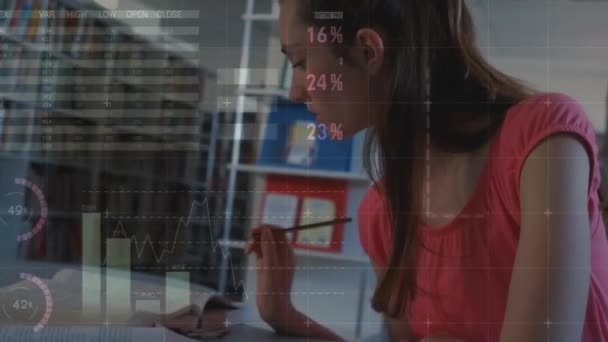노트북에 코카서스 학생에 데이터 처리의 애니메이션 글로벌 컴퓨팅 디지털 인터페이스 — 비디오