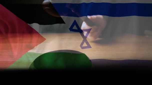 パレスチナとイスラエルの国旗のアニメーションは タケルを使用して慎重な男性裁判官を超えています 裁判所 デジタル生成されたビデオ — ストック動画