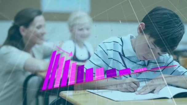 教室における多様な児童 女性教師に対する財務データ処理のアニメーション グローバル教育 コンピューティング データ処理コンセプトデジタル生成ビデオ — ストック動画