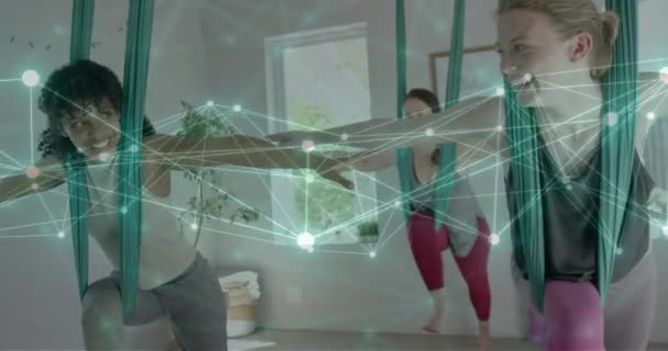 Animation Réseau Lumineux Sur Divers Instructrices Adolescentes Pratiquant Yoga Aérien — Video