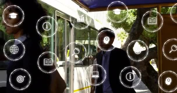 Анимация Медиа Коммуникационных Икон Над Различными Пассажирами Садящимися Выходящими Автобусов — стоковое видео