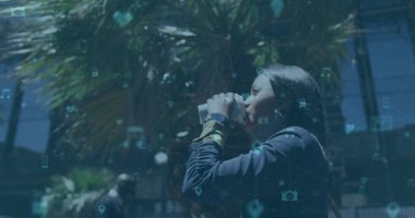 Sokakta yürürken kahve içen kadınlara karşı dijital ikonlar ağı. küresel ağ ve teknoloji kavramı