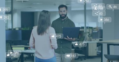 Ofiste dizüstü bilgisayar kullanan çeşitli iş adamlarının finansal veri işleme görüntüsü. Küresel iş, finans, hesaplama ve veri işleme kavramı dijital olarak oluşturulmuş görüntü.