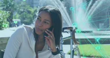 Arka planda akıllı telefon kullanan bir kadının iletişim ağlarının görüntüsü. dijital arayüz, bağlantı ve iletişim konsepti dijital olarak oluşturulmuş görüntü.