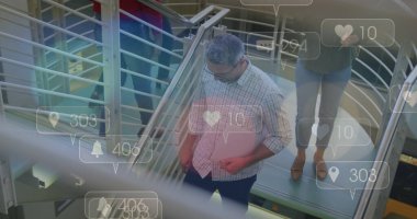 Ofisteki çeşitli iş adamlarıyla ilgili finansal veri işleme resmi. Küresel iş, finans, hesaplama ve veri işleme kavramı dijital olarak oluşturulmuş görüntü.