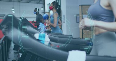 Yüz maskesi takan farklı grupların üzerinde dönen Coperid-19 hücresinin görüntüsü. Dijital olarak üretilen küresel covid 19salgın konsepti.