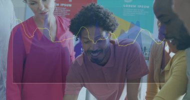 Ofisteki çeşitli iş adamlarıyla ilgili finansal veri işleme resmi. Küresel iş, finans, hesaplama ve veri işleme kavramı dijital olarak oluşturulmuş görüntü.