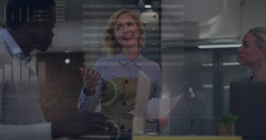 Ofisteki çeşitli iş adamlarıyla ilgili istatistik ve veri işleme görüntüleri. Küresel iş, iletişim, dijital arayüz, finans ve veri işleme kavramı dijital olarak oluşturuldu.