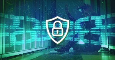 Video kulaklıklı beyaz adamın sunucu odasında asma kilit görüntüsü. küresel iş, bulut hesaplama ve dijital arayüz konsepti dijital olarak oluşturulmuş görüntü.