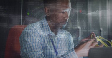 Sunucu odasındaki Afrikalı Amerikalı erkek çalışanın veri işleme görüntüsü. Küresel iş ve dijital arayüz kavramı dijital olarak oluşturulmuş görüntü.