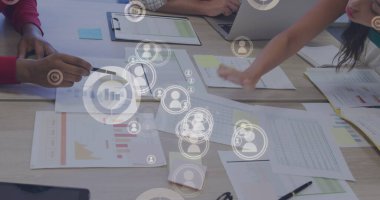 Ofiste çalışan çeşitli iş adamlarının finansal veri işleme görüntüsü. Küresel iş, finans, hesaplama ve veri işleme kavramı dijital olarak oluşturulmuş görüntü.