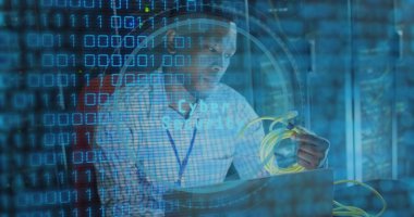 Sunucu odasındaki Afrikalı Amerikalı erkek çalışanın veri işleme görüntüsü. Küresel iş ve dijital arayüz kavramı dijital olarak oluşturulmuş görüntü.