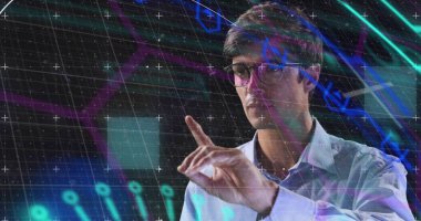 Dokunmatik ekran kullanan beyaz adamın üzerindeki neon şekiller. İş, ağ, veri işleme, dijital arayüz ve teknoloji konsepti dijital olarak oluşturuldu.