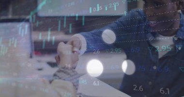 Melez iş adamının mali veri işleme görüntüsü. Küresel iş, finans, hesaplama ve veri işleme kavramı dijital olarak oluşturulmuş görüntü.