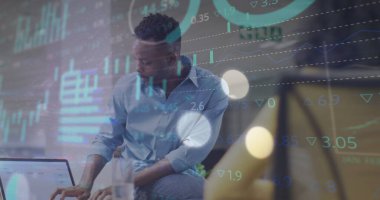 Ofisteki çeşitli iş adamlarıyla ilgili finansal veri işleme resmi. Küresel iş, finans, hesaplama ve veri işleme kavramı dijital olarak oluşturulmuş görüntü.