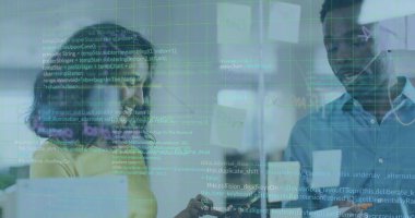 Ofisteki çeşitli iş adamlarıyla ilgili finansal veri işleme resmi. Küresel iş, finans, hesaplama ve veri işleme kavramı dijital olarak oluşturulmuş görüntü.