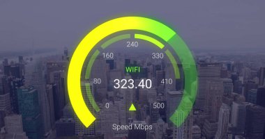 Şehir manzarasında yeşil hız göstergesi görüntüsü. İnternet hızı, aktarım, iletişim ve teknoloji konsepti dijital olarak oluşturulmuş görüntü.