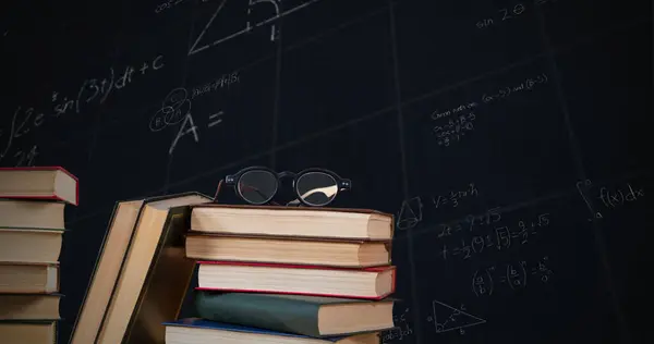 Digitální Obraz Brýlí Hromadě Knih Zatímco Matematické Rovnice Čísly Pohybují — Stock fotografie