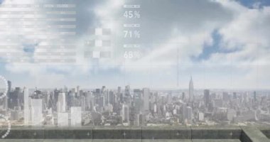 Bulutlu gökyüzü ve şehir manzarası üzerinde veri işleyen haritaların animasyonu. Veri, dijital arayüz, bağlantı, iş, finans, işleme ve iletişim, dijital olarak oluşturulmuş video.