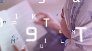 Türbanlı kadın tesettürlü kitap okurken harflerin animasyonu. Yaşam tarzı, ev hayatı ve mutluluk konsepti dijital olarak oluşturulmuş video.