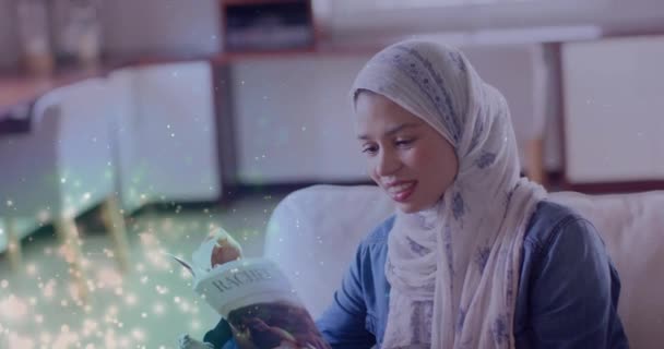Animation Blad Över Biracial Kvinna Hijab Leende Och Läsa Bok — Stockvideo