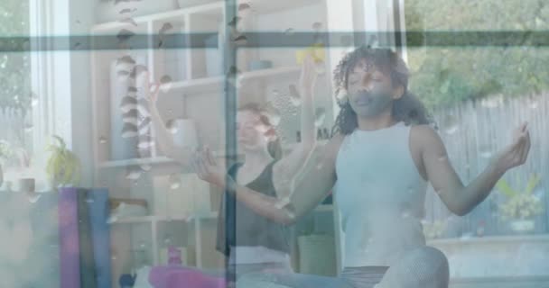 Animering Vattendroppar Fönstret Över Glada Olika Tonårstjejer Utövar Yoga Meditation — Stockvideo
