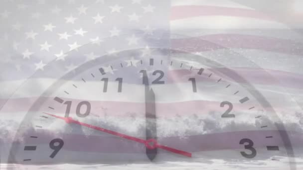 Animatie Van Snel Bewegende Handen Klok Boven Amerikaanse Vlag Bewolkte — Stockvideo