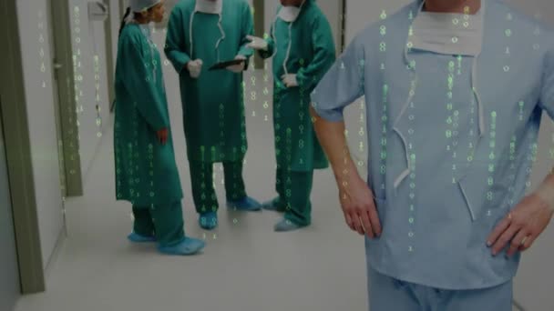 Animacja Przetwarzania Danych Nad Białym Chirurgiem Uśmiechającym Się Korytarzu Szpitalnym — Wideo stockowe