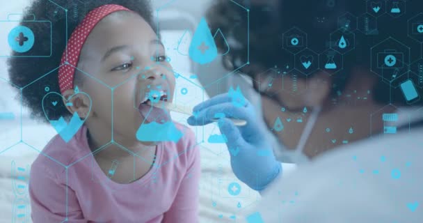 アフリカ系アメリカ人女性医師スワブ患者に対する医療アイコンのネットワークのアニメーション デジタルインターフェース デジタル生成されたビデオ — ストック動画