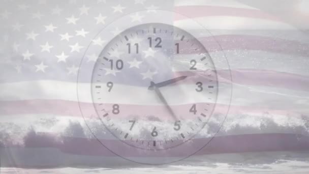Animación Manos Movimiento Rápido Reloj Sobre Bandera Americana Cielo Nublado — Vídeo de stock