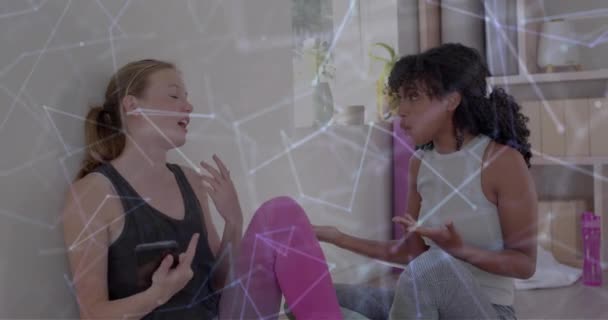 Animation Réseau Communication Sur Les Adolescentes Heureuses Diversifiées Parlant Cours — Video