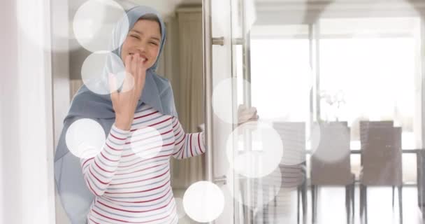 Animering Fläckar Ljus Över Biracial Kvinna Hijab Med Vattning Burk — Stockvideo