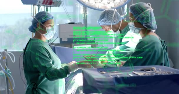 病院の多様な外科医に対する科学的データ処理のアニメーション グローバル医学 サイエンス データ処理 デジタルインターフェースコンセプトをデジタル生成したビデオ — ストック動画