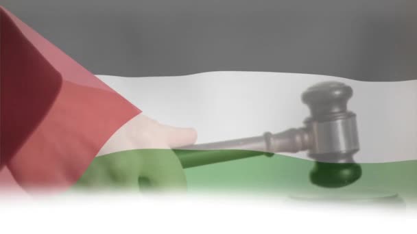 Animación Bandera Palestina Sobre Juez Caucásico Usando Mazo Justicia Tribunales — Vídeos de Stock
