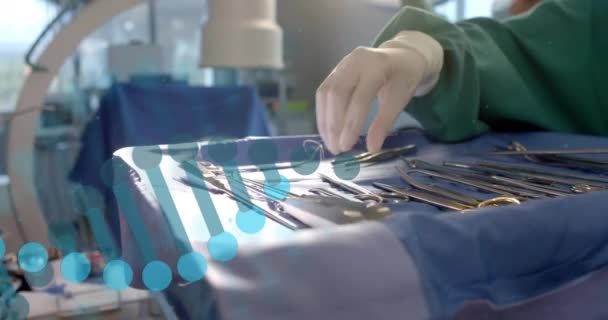 病院の男性外科医に対するDnaストランドのアニメーション グローバル医学 サイエンス データ処理 デジタルインターフェースコンセプトをデジタル生成したビデオ — ストック動画