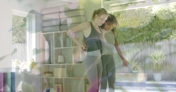 Animering Gröna Blad Över Glada Olika Tonårstjejer Utövar Yoga Tillsammans — Stockvideo