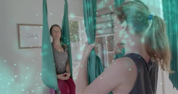 Animering Glödande Gröna Partiklar Över Glada Kaukasiska Kvinnliga Antenn Yogalärare — Stockvideo