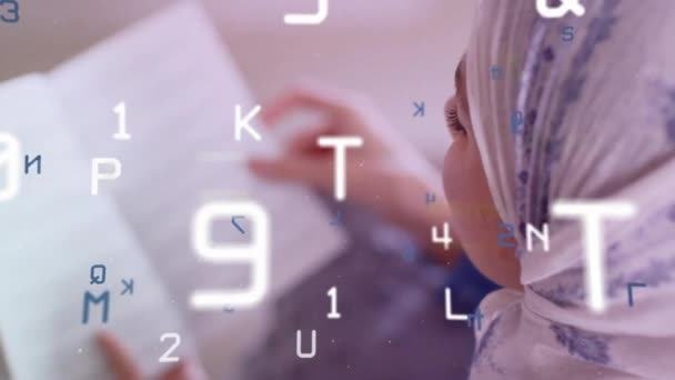 Animation Bokstäver Över Biracial Kvinna Hijab Läsa Bok Livsstil Hushållsliv — Stockvideo
