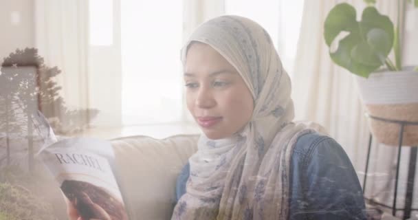Animação Pontos Luz Sobre Mulher Biracial Leitura Hijab Estilo Vida — Vídeo de Stock