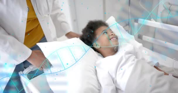 アフリカ系アメリカ人女性医師によるDnaストランドのアニメーションは 病院のベッドで少女患者を押しつける デジタルインターフェース デジタル生成されたビデオ — ストック動画
