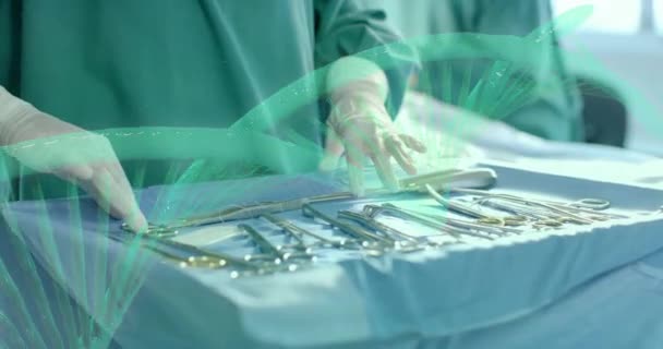 Animatie Van Dna Streng Boven Biraciale Mannelijke Chirurg Het Ziekenhuis — Stockvideo