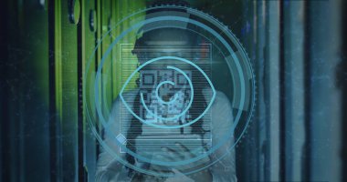 Sunucu odasındaki Afrikalı Amerikalı kadın çalışanın veri işleme görüntüsü. Küresel iş ve dijital arayüz kavramı dijital olarak oluşturulmuş görüntü.