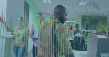 Ofisteki çeşitli iş adamlarıyla ilgili finansal veri işleme resmi. Küresel iş, finans, hesaplama ve veri işleme kavramı dijital olarak oluşturulmuş görüntü.