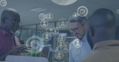 Ofisteki çeşitli iş adamlarıyla ilgili finansal veri işleme resmi. Küresel iş, finans, hesaplama ve veri işleme kavramı dijital olarak oluşturulmuş görüntü.