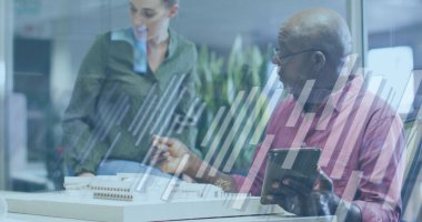 Ofisteki çeşitli iş adamlarıyla ilgili finansal veri işleme resmi. Küresel iş, finans, hesaplama ve veri işleme kavramı dijital olarak oluşturulmuş görüntü.