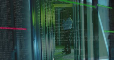 Sunucu odasındaki Afrikalı Amerikalı erkek çalışanın veri işleme görüntüsü. küresel iş, bulut hesaplama ve dijital arayüz konsepti dijital olarak oluşturulmuş görüntü.