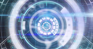 Yuvarlak tarayıcı ve mavi arkaplandaki veri işlemesine karşı ışık noktası. bilgisayar arayüzü ve teknoloji kavramı