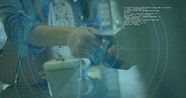 Veri işleme ve tarama görüntüsü. Temassız ödeme yapan kadını tarıyor. dijital arayüz, küresel bağlantı ve dijital olarak oluşturulmuş görüntü konsepti.