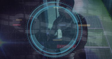 Sunucu odasındaki Afrikalı Amerikalı erkek çalışanın veri işleme görüntüsü. Küresel iş ve dijital arayüz kavramı dijital olarak oluşturulmuş görüntü.